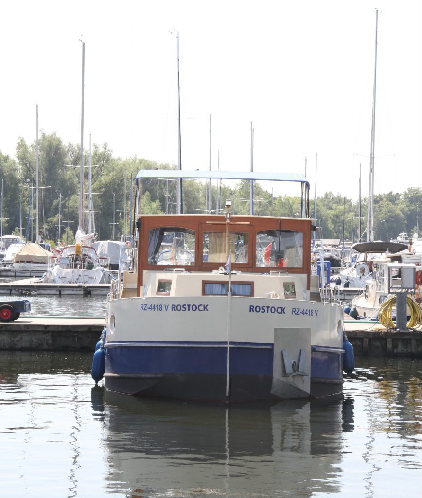 Hausboot Kormoran in der Marina im Hafendorf Müritz