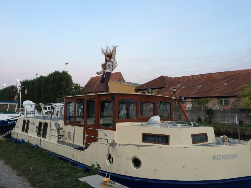 Mit dem Hausboot anlegen und vom Board gehen - Kormoran 1280 in Frankreich.