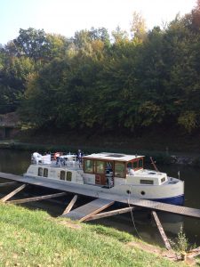 Anlegen an einem Steg mit dem Hausboot