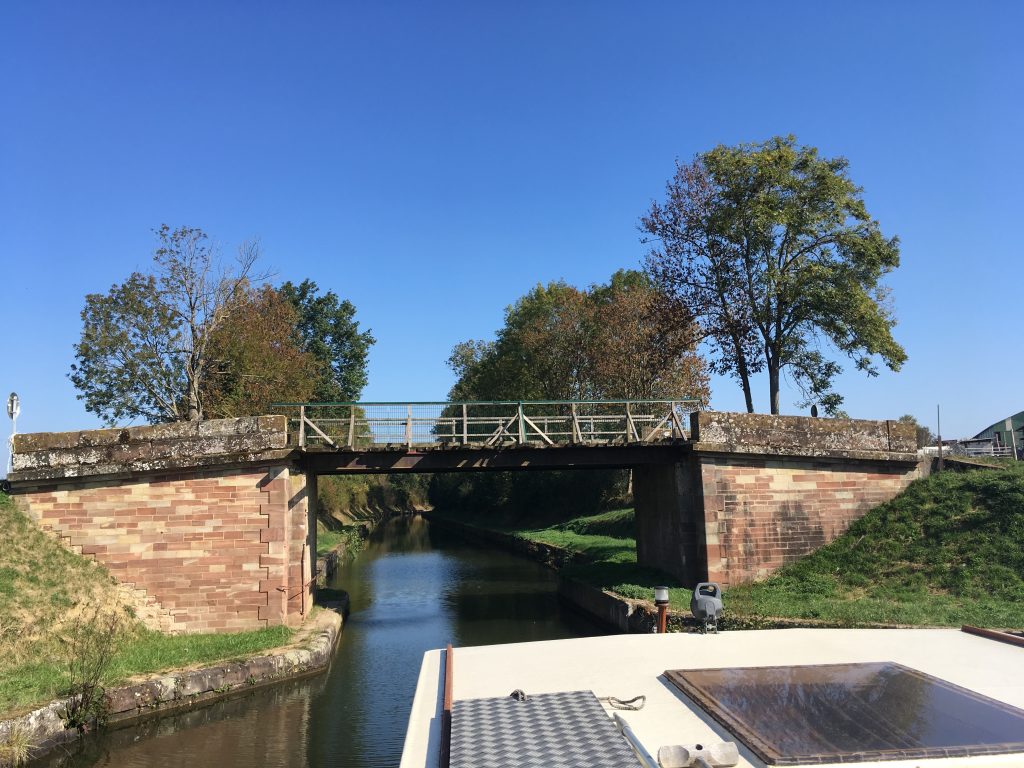 Hausboot unterwegs auf dem Rhein-Marne-Kanal