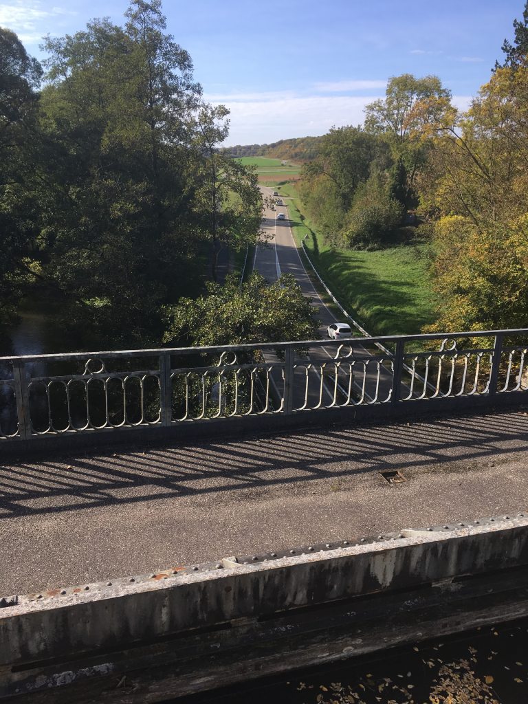 Mit dem Hausboot in eine Kanalbrücke über eine Landstraße