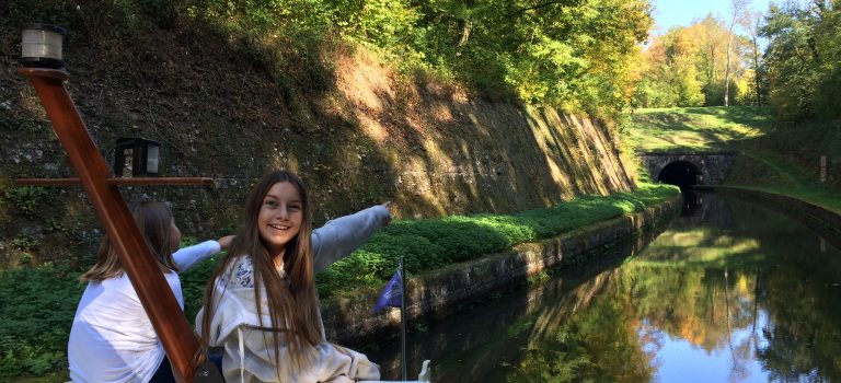 Familie auf Herbsttörn in Frankreich