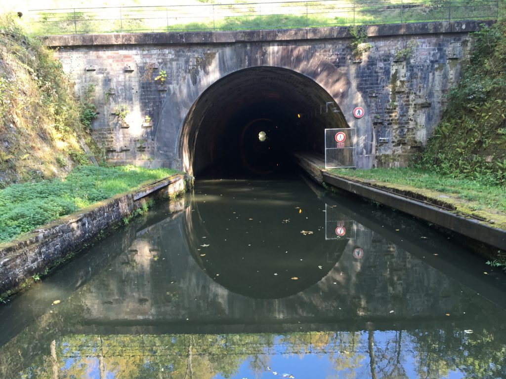 Tunnelansicht vom Hausboot aus.