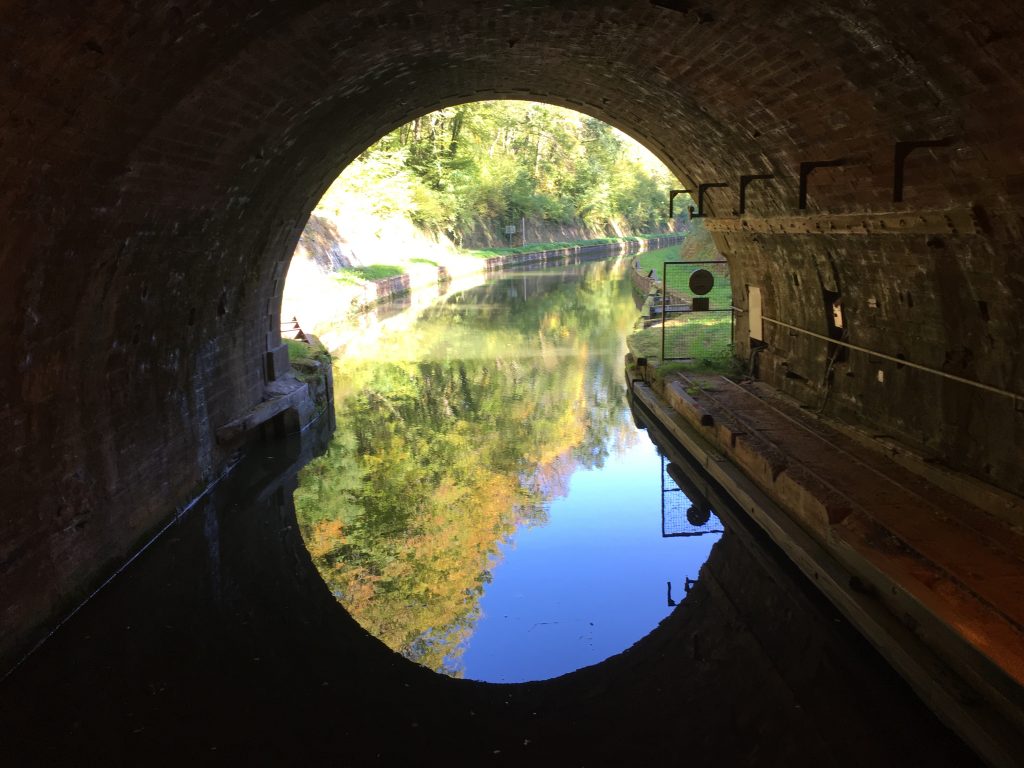 Mit dem Hausboot durch den Tunnel.