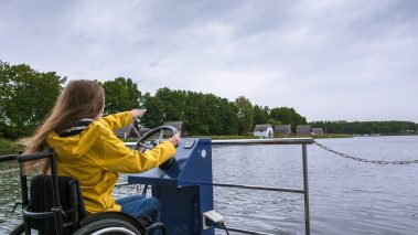 Rollstuhlfahrerin am Steuer eines Febomobil