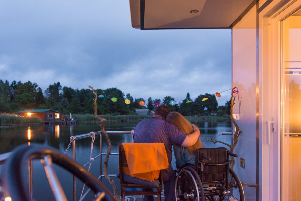 Hausboot am Abend. Barrierefreier Urlaub geht zu Ende. 