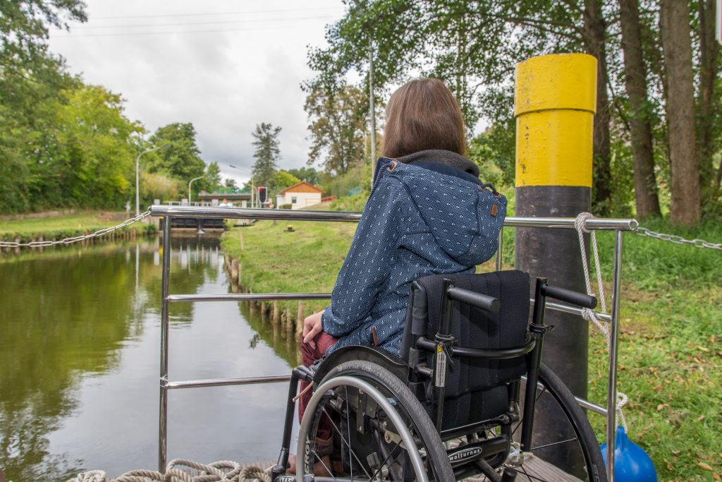 Schleusen mit dem barrierefreien Hausboot. 