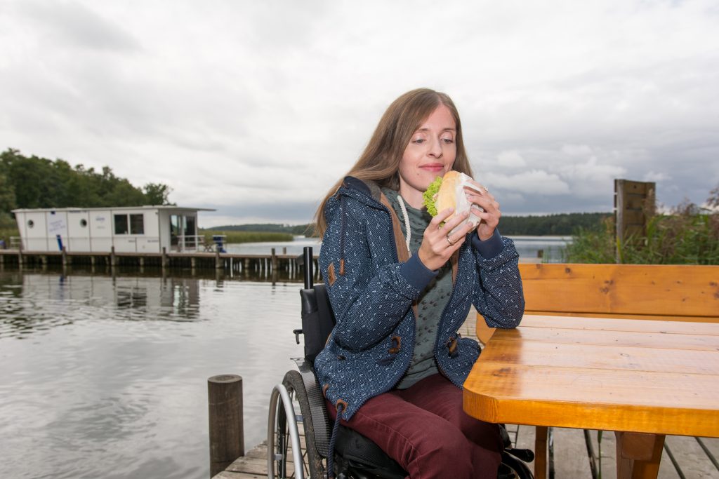 Mittagspause - barrierefrei mit dem Hausboot anlegen und ein Fischbrötchen genießen.