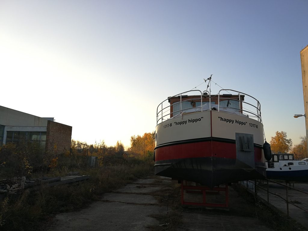 Hausboot im Winterlager