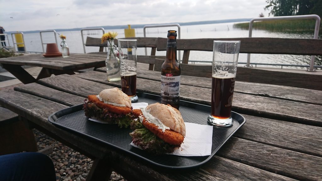 Fischbrötchen im Fischereihafen in Plau