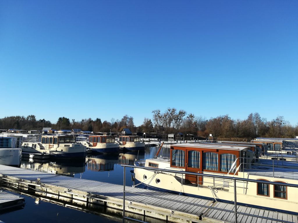 Hausboote im winterlichen Hafen Müritz