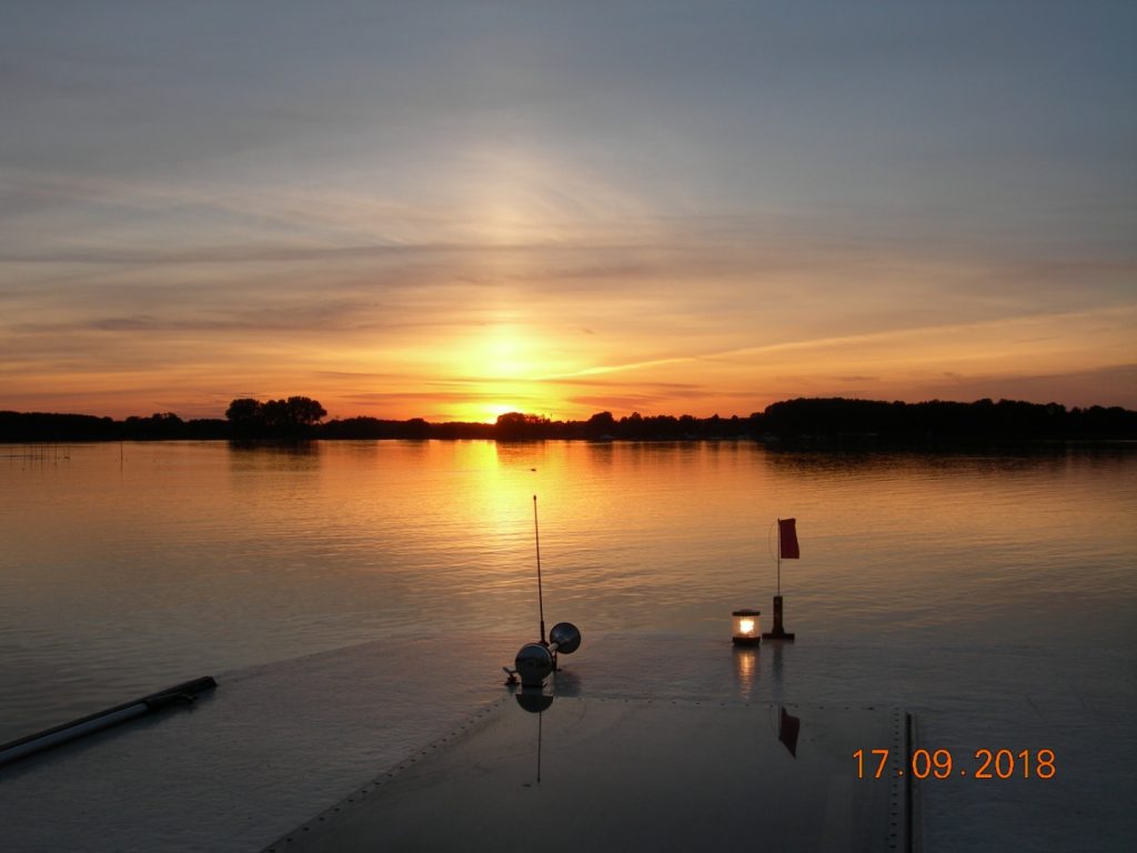 Sonnenuntergang vom Hausboot auf der Müritz