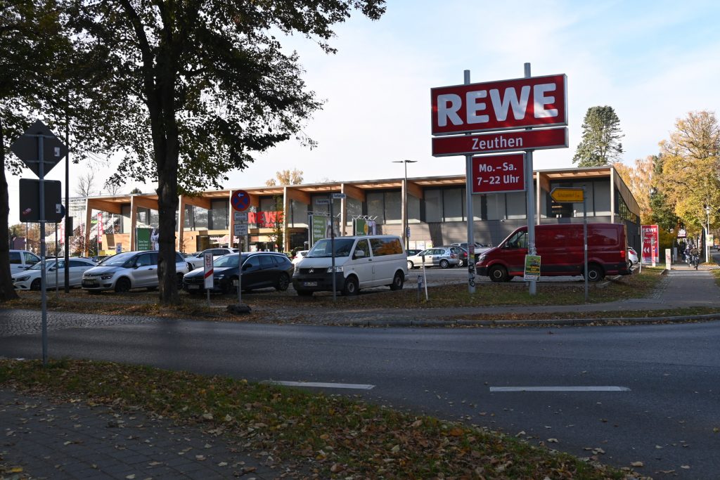 Zu Sehen ist die modern gestaltete Zeuthener Filiane des Rewe-Marktes.